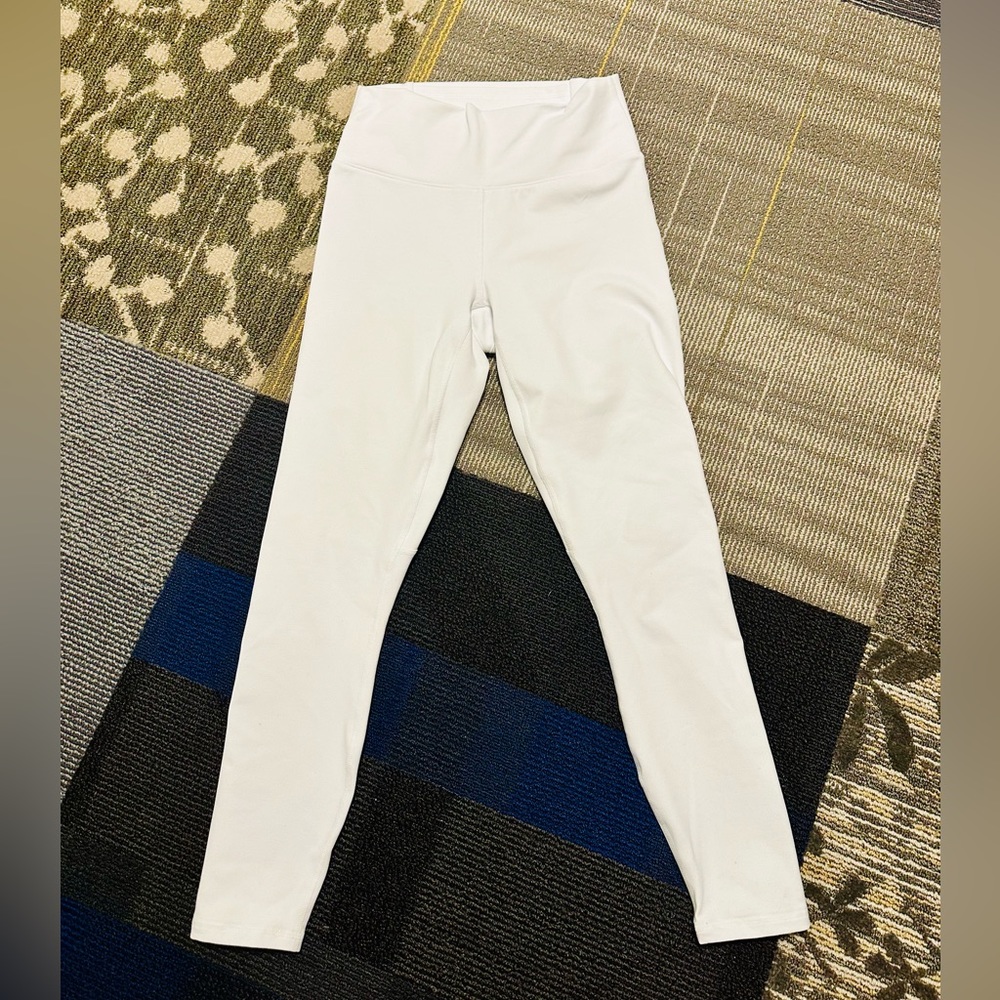 White Fabletics in nearly perfect condition. Size XS with cute back design.